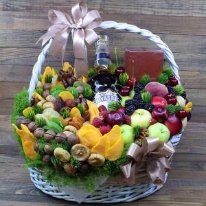 Подарочная корзина с виски и фруктами